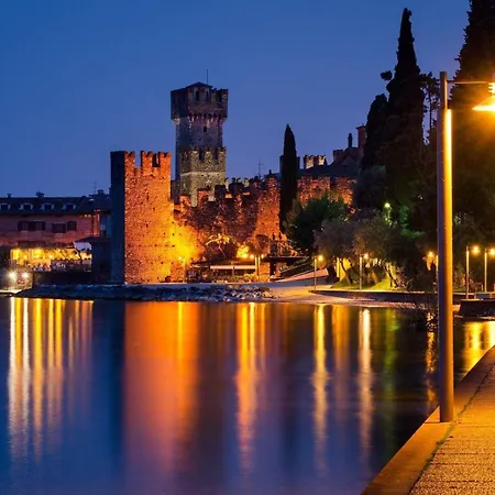 In Mit Moebliertem Balkon Sirmione